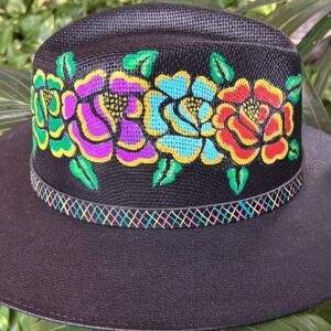 Sombrero pintado a mano con gardenias y franja de flores