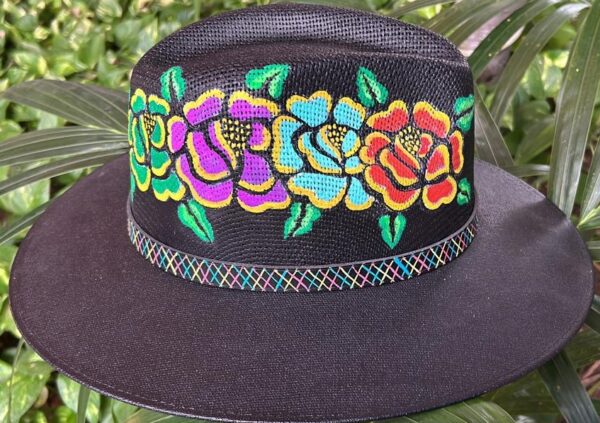Sombrero pintado a mano con gardenias y franja de flores
