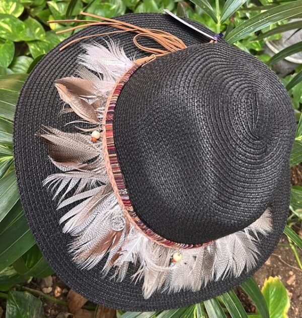 Sombrero con plumas