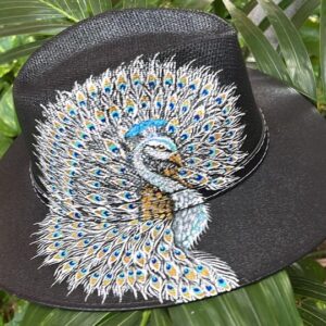 Sombrero pintado a mano con diseño de pavoreal