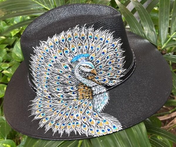 Sombrero pintado a mano con diseño de pavoreal